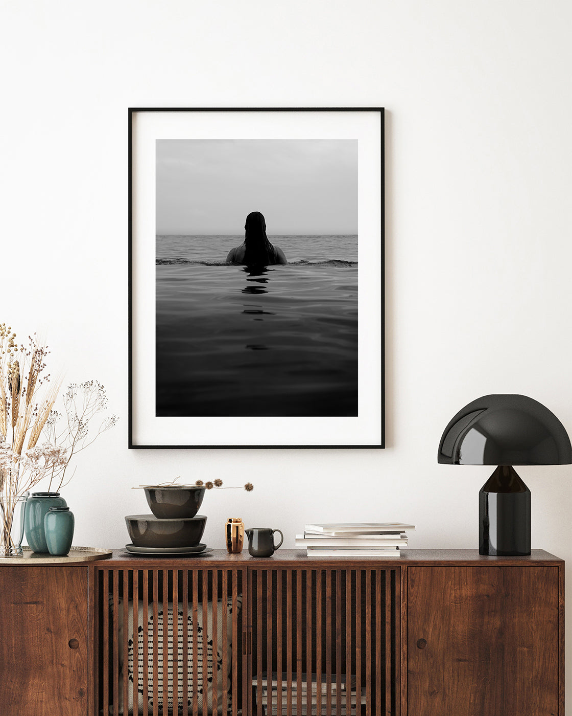 Frau im Meer - Schwarz-Weiß