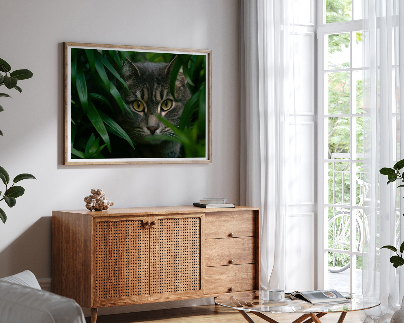 Katze zwischen Blättern