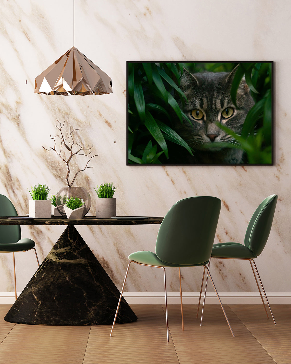 Katze zwischen Blättern