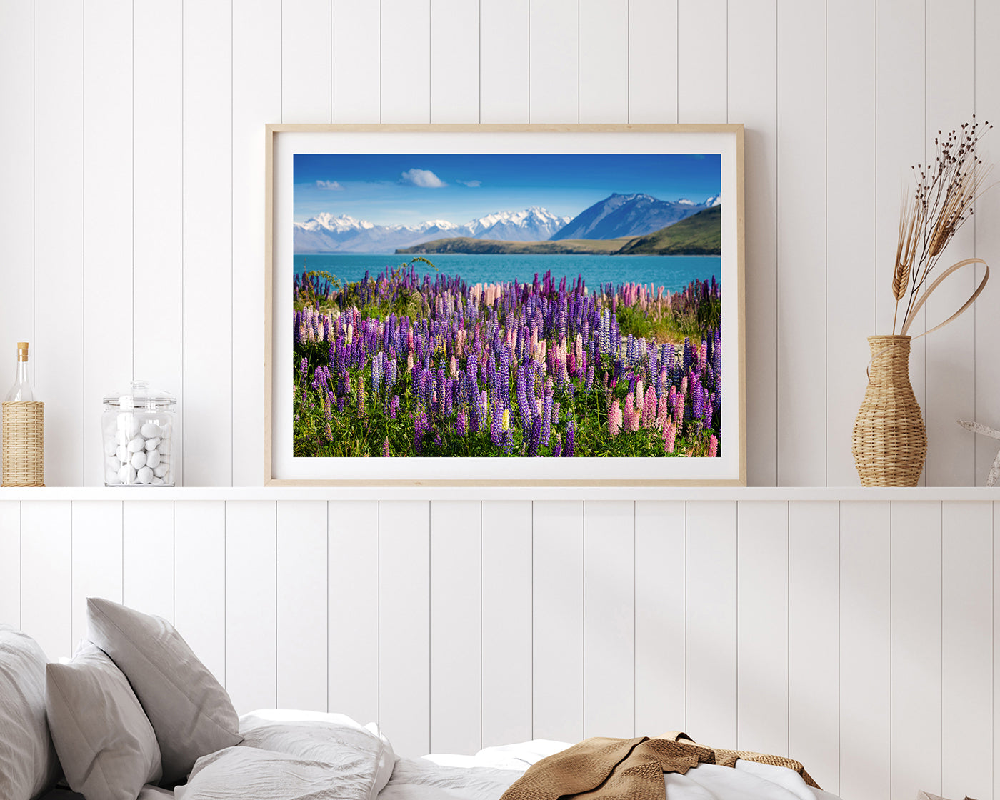 Blumenwiese in Bergsee-Landschaft