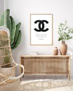 Zitat von Coco Chanel - Mode-Ikone - Dunkles Muster
