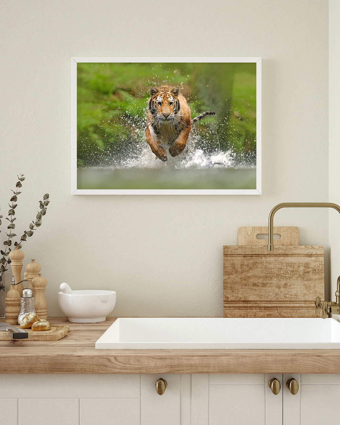 Rennender Tiger im Wasser